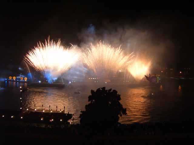 Krakau Drachenfestival Feuerwerk Weichsel