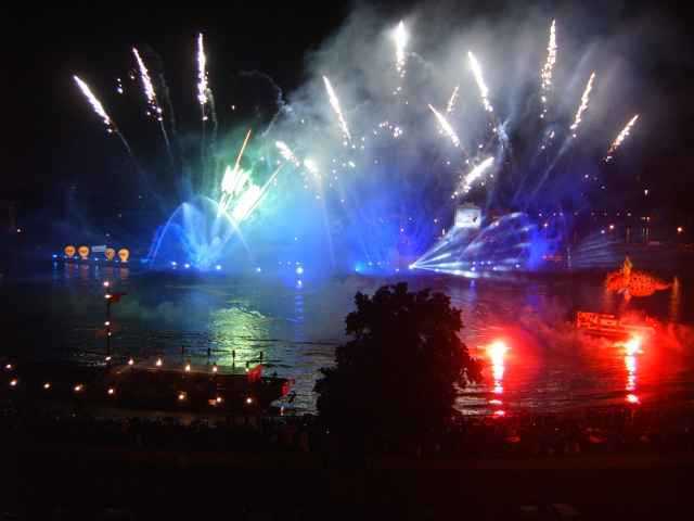 Krakau Drachenfestival Feuerwerk Weichsel