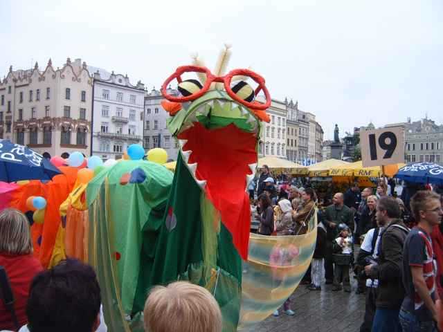 Krakau Drachenfestival Umzug Marktplatz