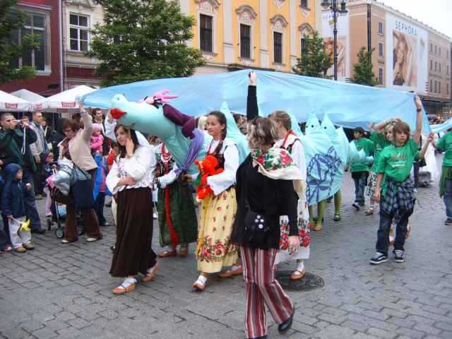 Krakau Drachenfestival Umzug Marktplatz